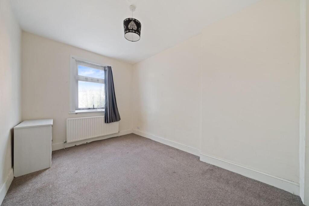 15-1f7182362 - PropWorld - NS - Top Floor Flat, 8 