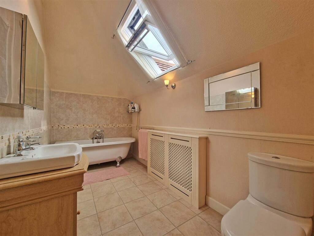 FIRST FLOOR BATHROOM