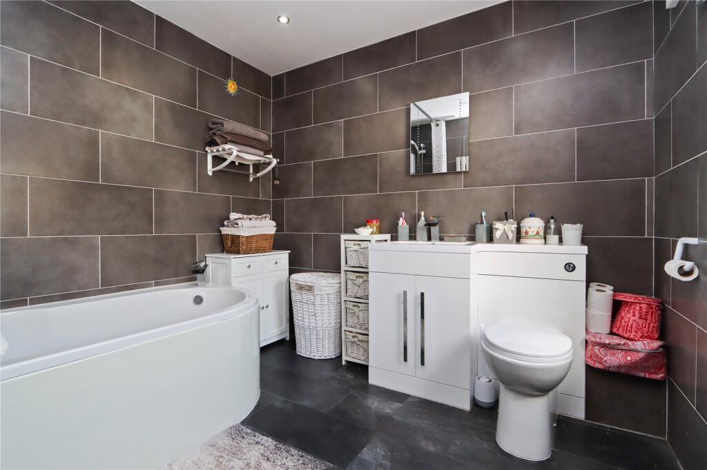 En Suite Bath Pic 1