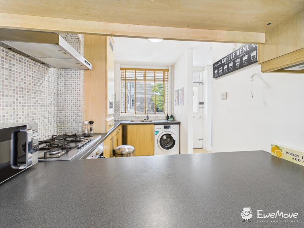 CAM02877G0-PR0093-STILL008