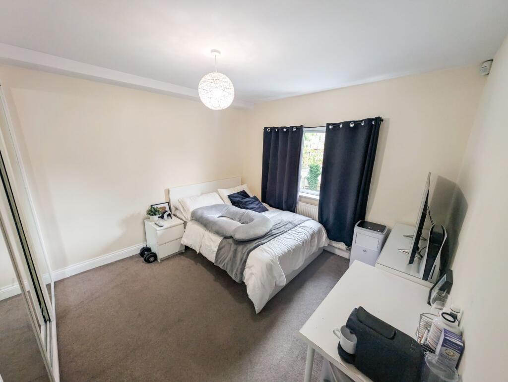 A clean and well-maintained double bedroom feat...