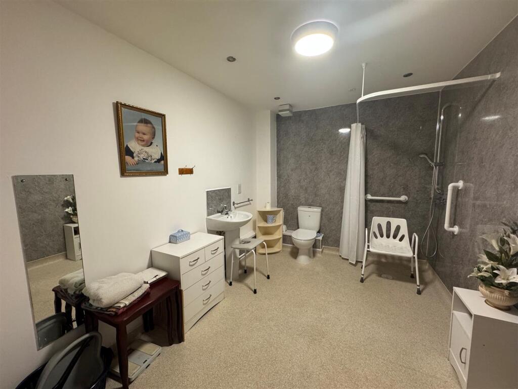 215 BPV bathroom.jpg