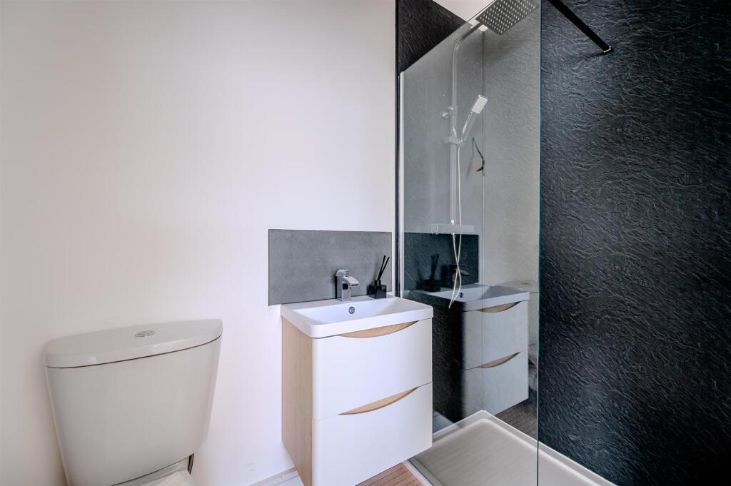 3, EN SUITE.jpg