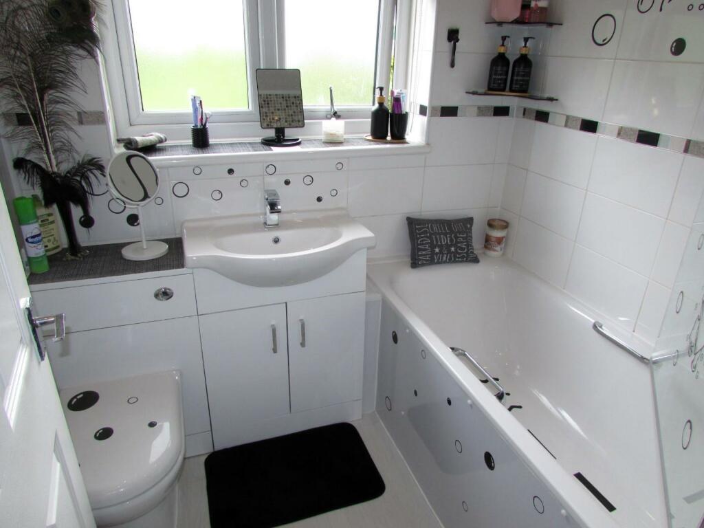 MedwayRd52bath.JPG