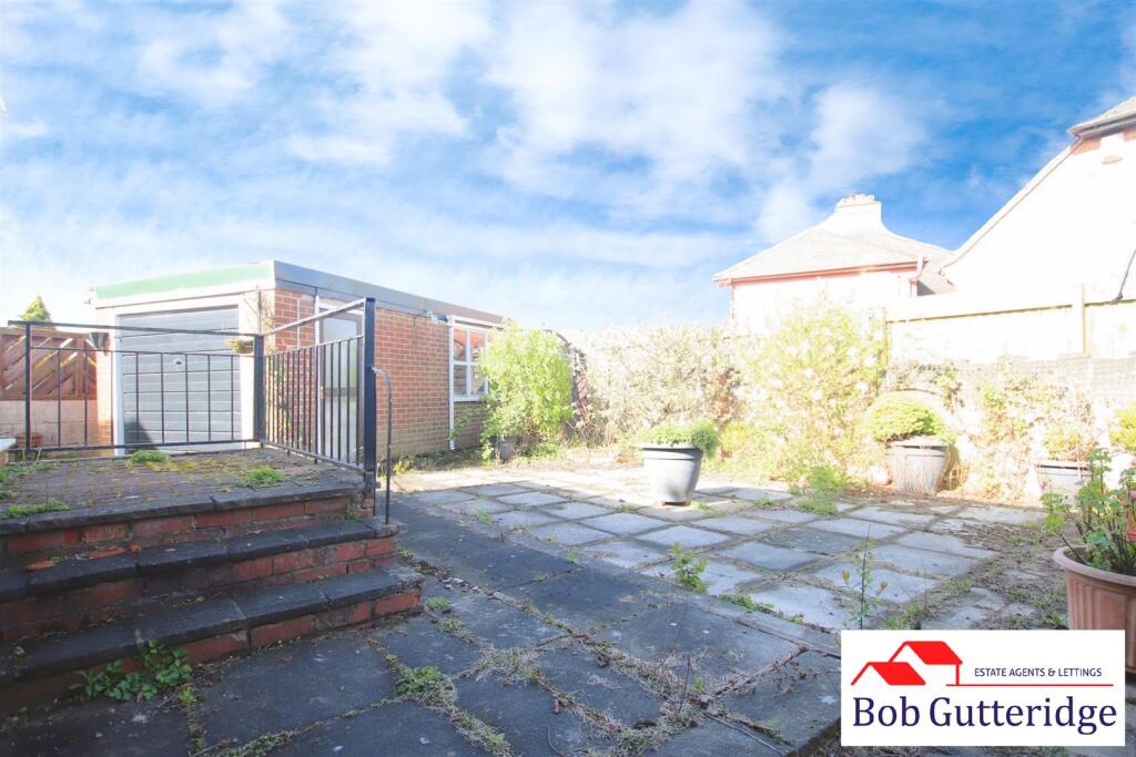 ENCLOSED REAR GARDEN