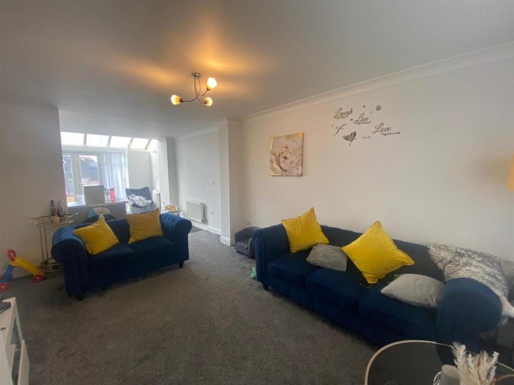 LOUNGE:
