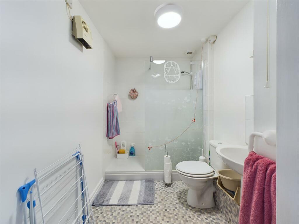 SHOWER ROOM