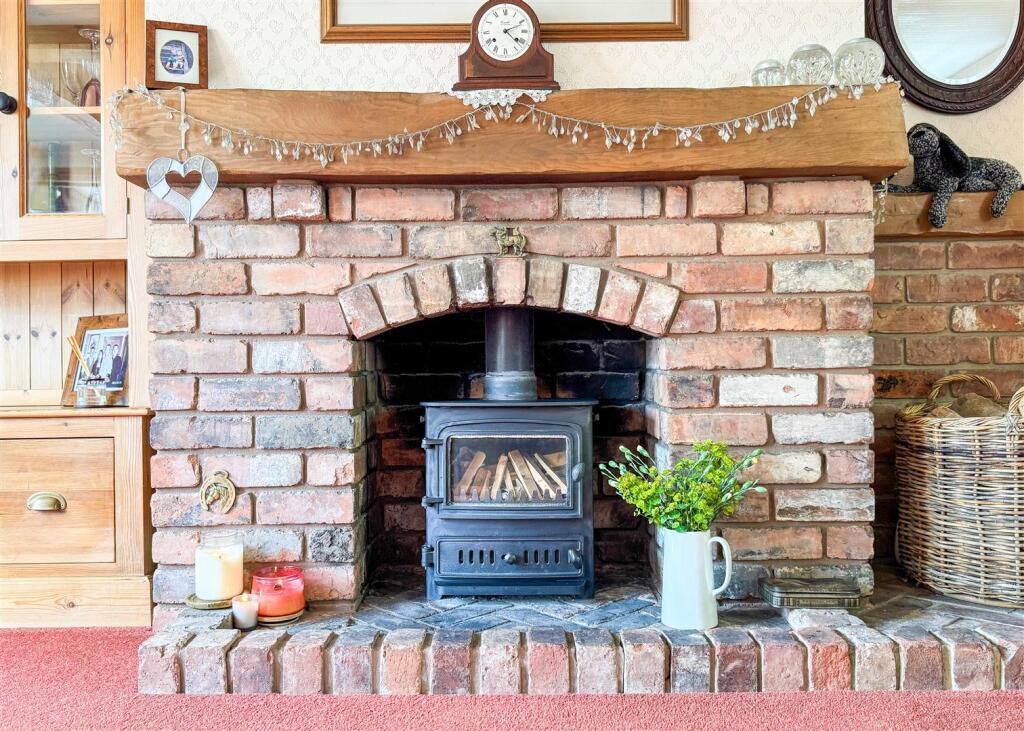 LOUNGE FIREPLACE