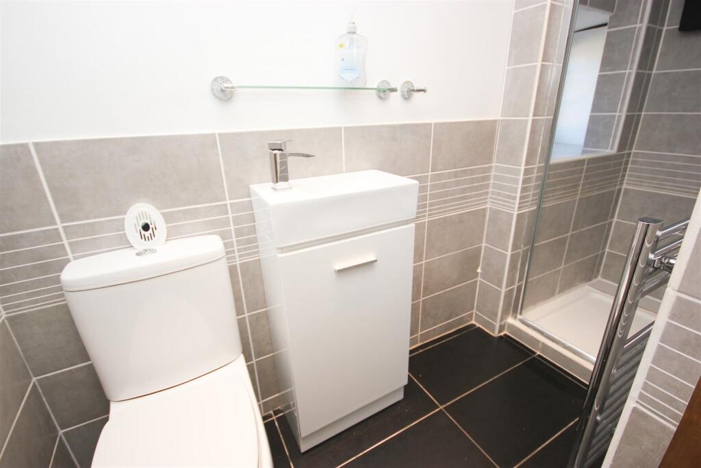 first floor shower room.JPG