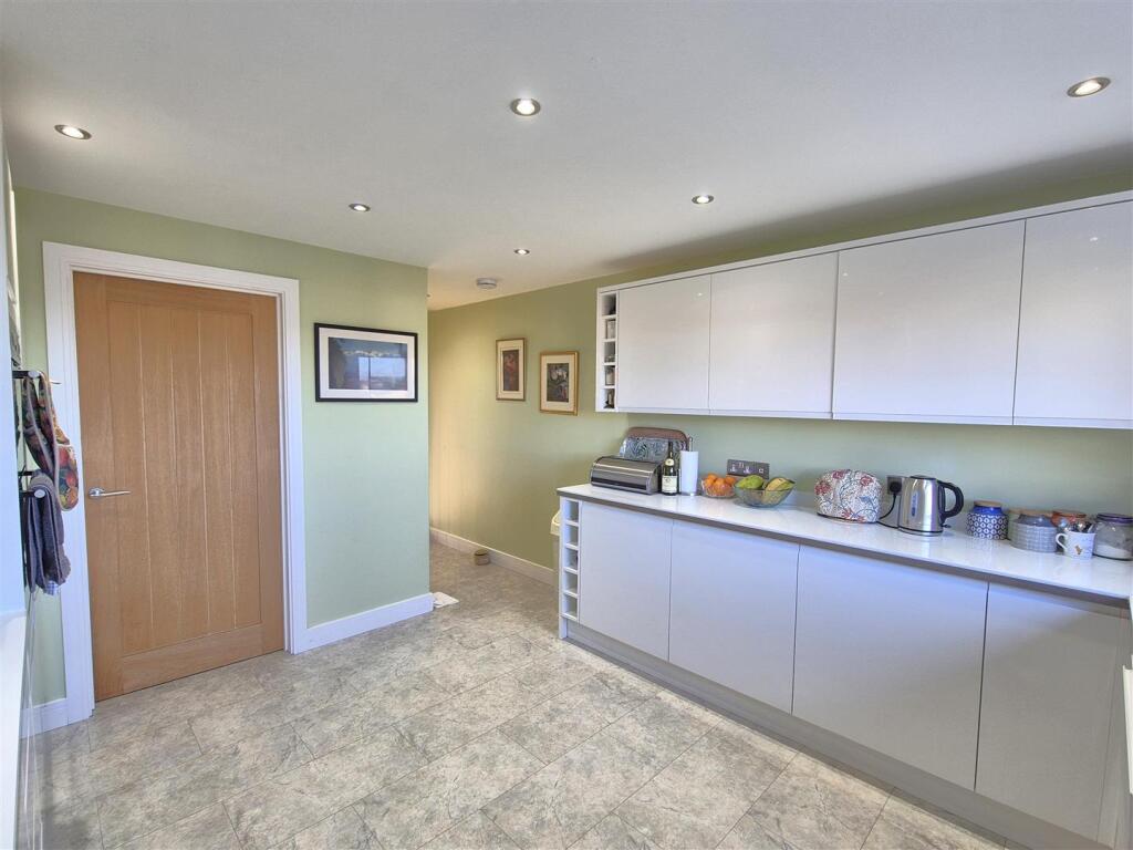 Kitchen 2.jpg