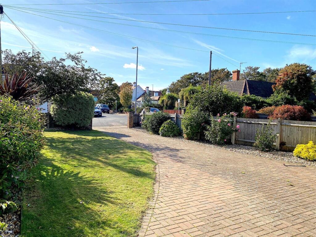 1 bedford Ave - Front Gdn.jpg
