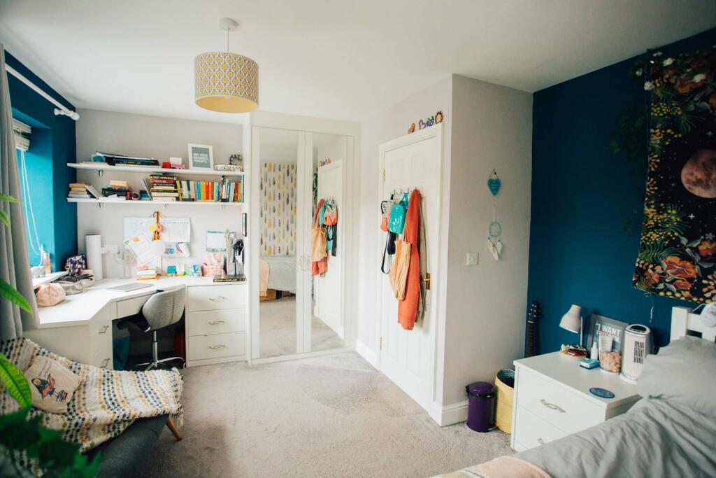 BEDROOM 2
