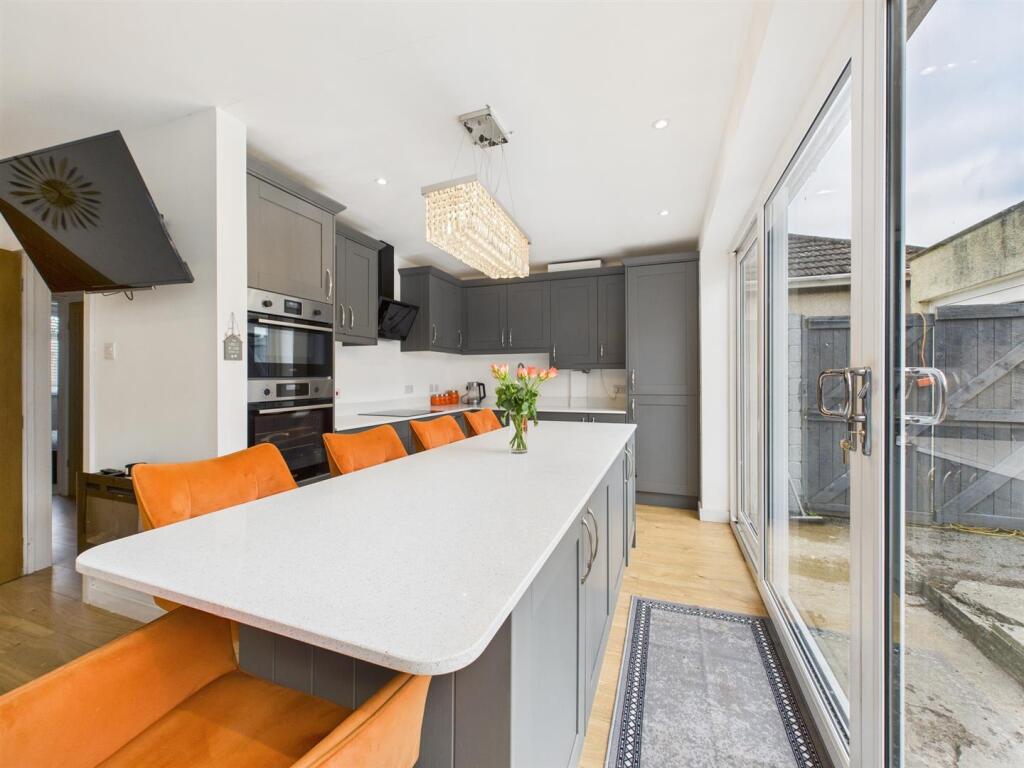 CAM02295G0-PR0364-STILL002.jpg