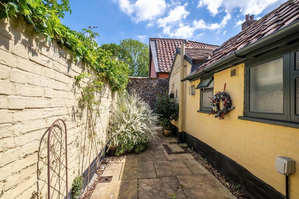 1440px-Neates Cot...