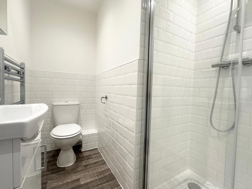 5 - BATHROOM.jpg