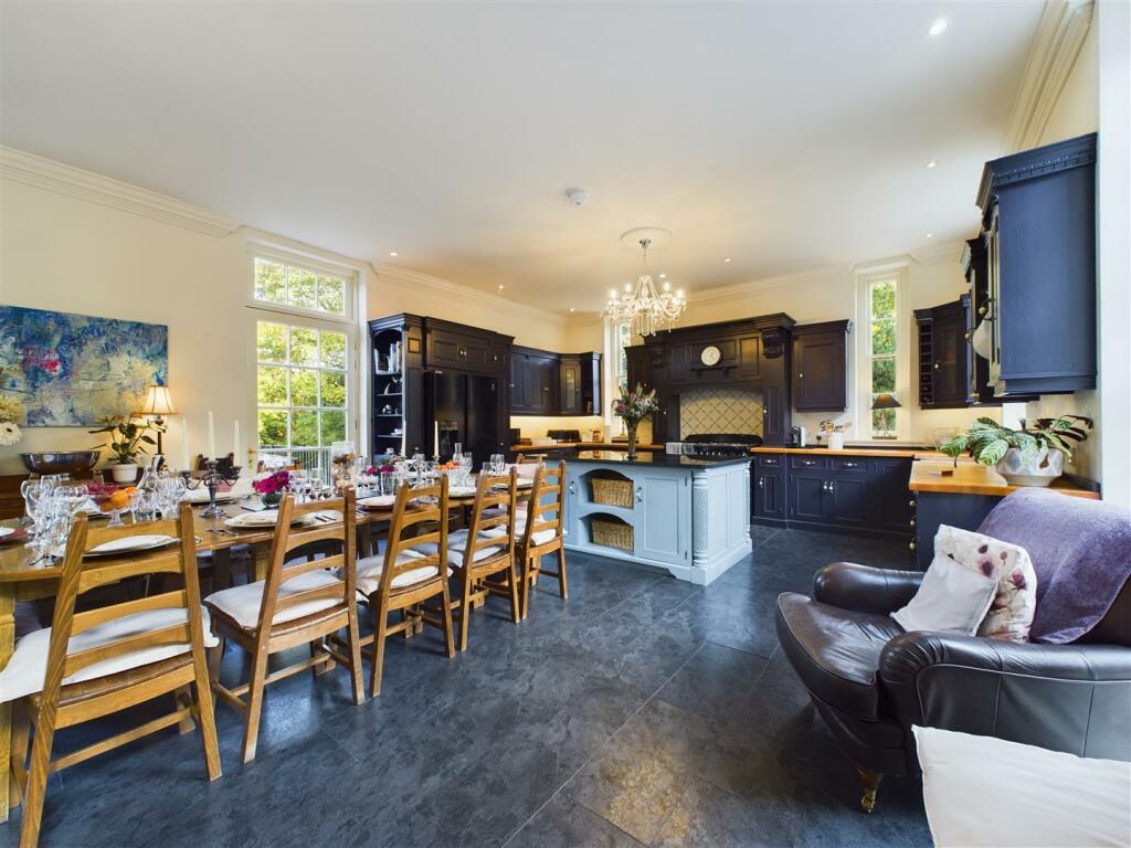 KITCHEN/LIVING/DINER