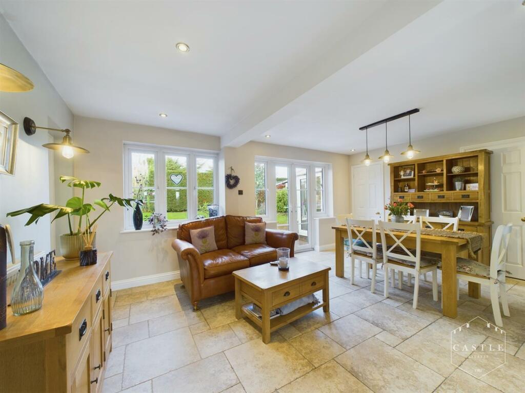 OPEN PLAN LIVING KITCHEN - LOUNGE/DINING AREA