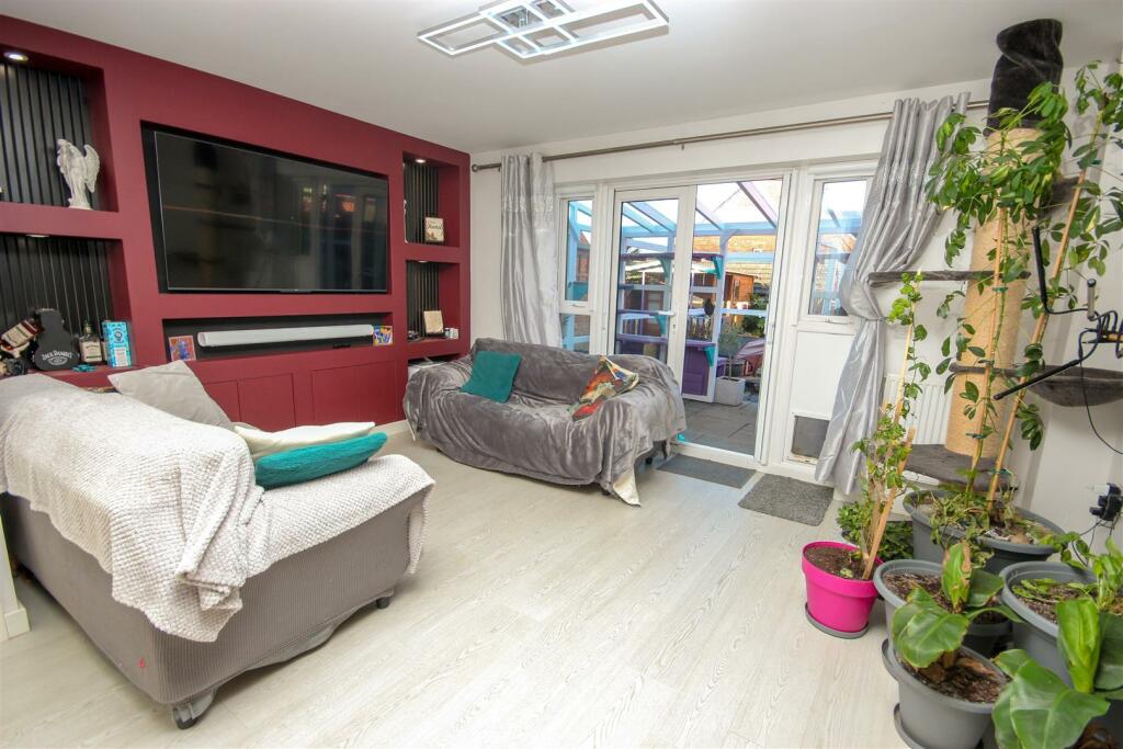 Lounge 1.jpg