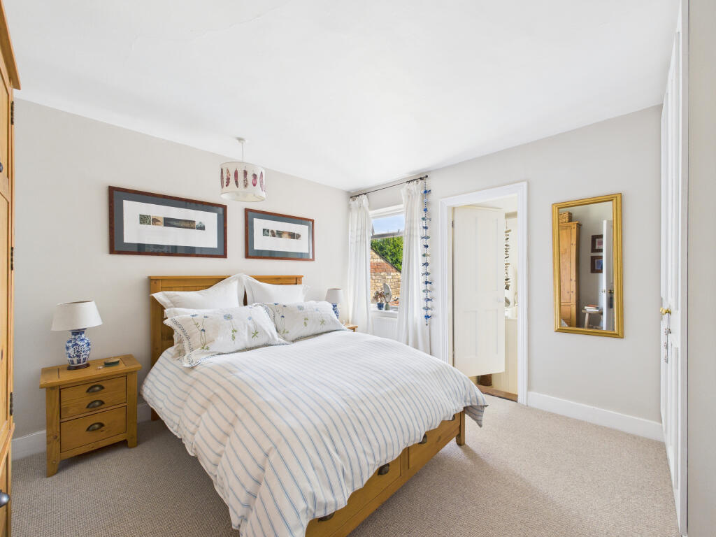 CAM01354G0-PR0572-STILL008