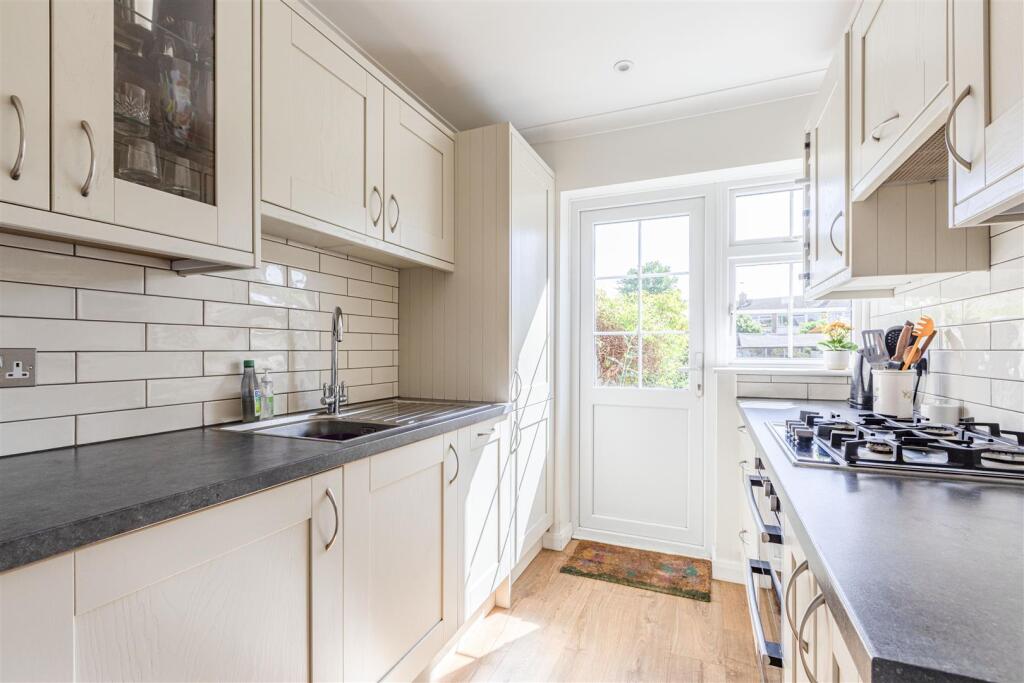 4 Digby Way, Byfleet - 10.jpg