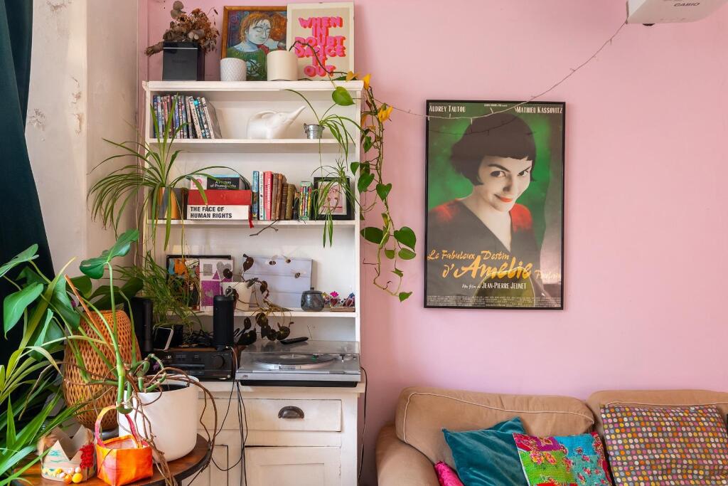1B0RMR - Living Room A.jpg