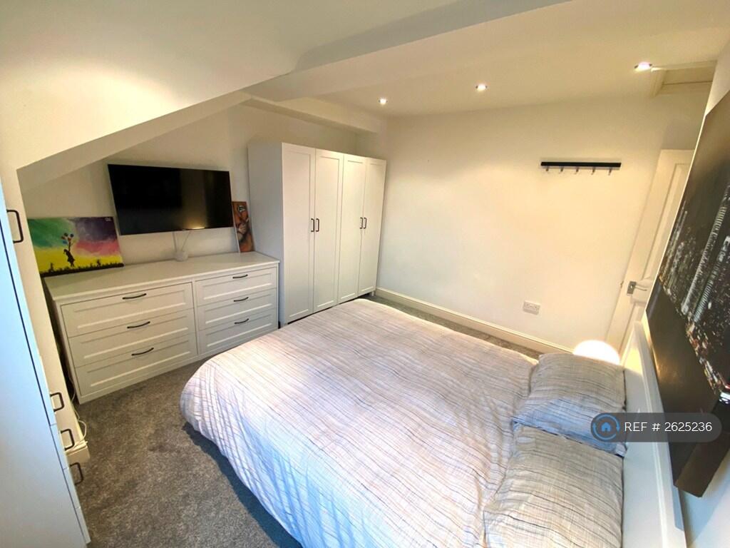 Master Bedroom Lots Of Storage - King Size Bed