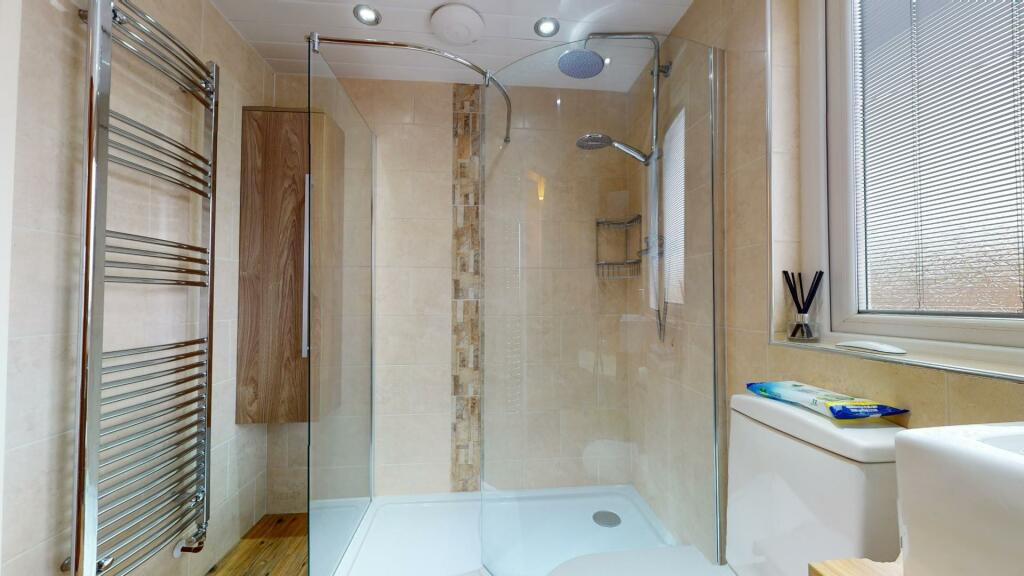 LUXURY SHOWER ROOM