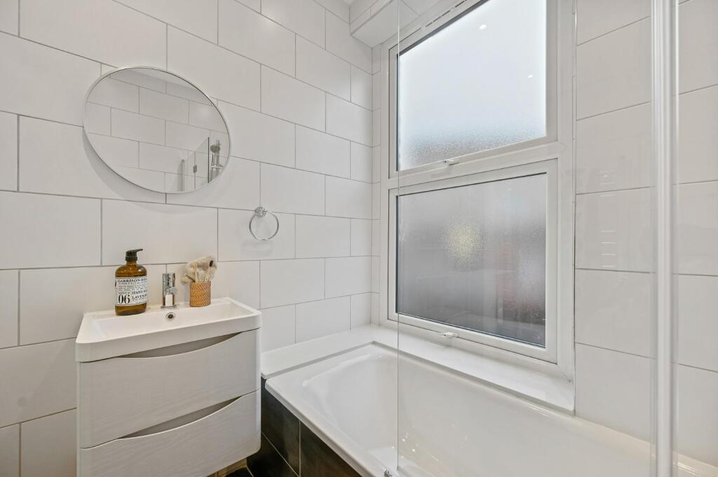 REE - Flat A, 7 Castle Hill Parade - BathroomA3 (1