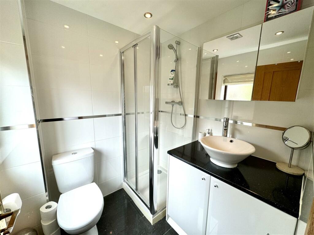 EN-SUITE SHOWER ROOM