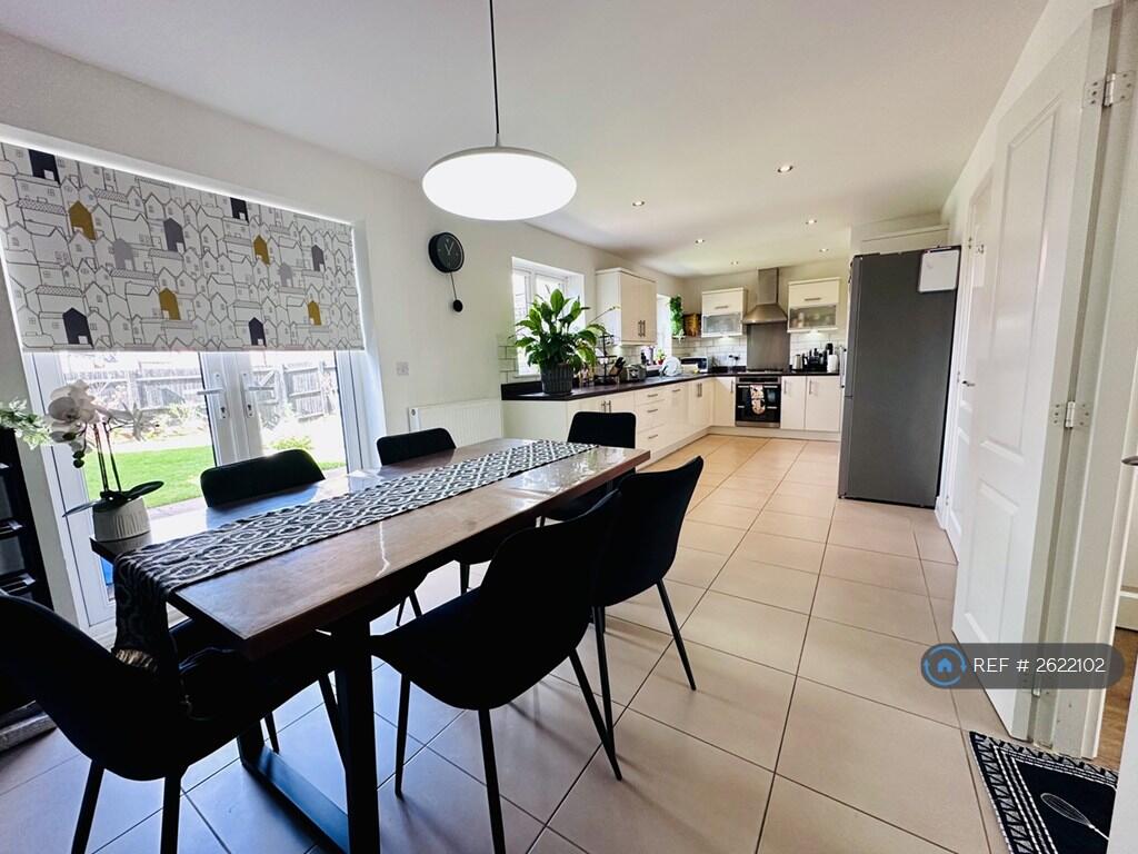 Kitchen/ Dining Room