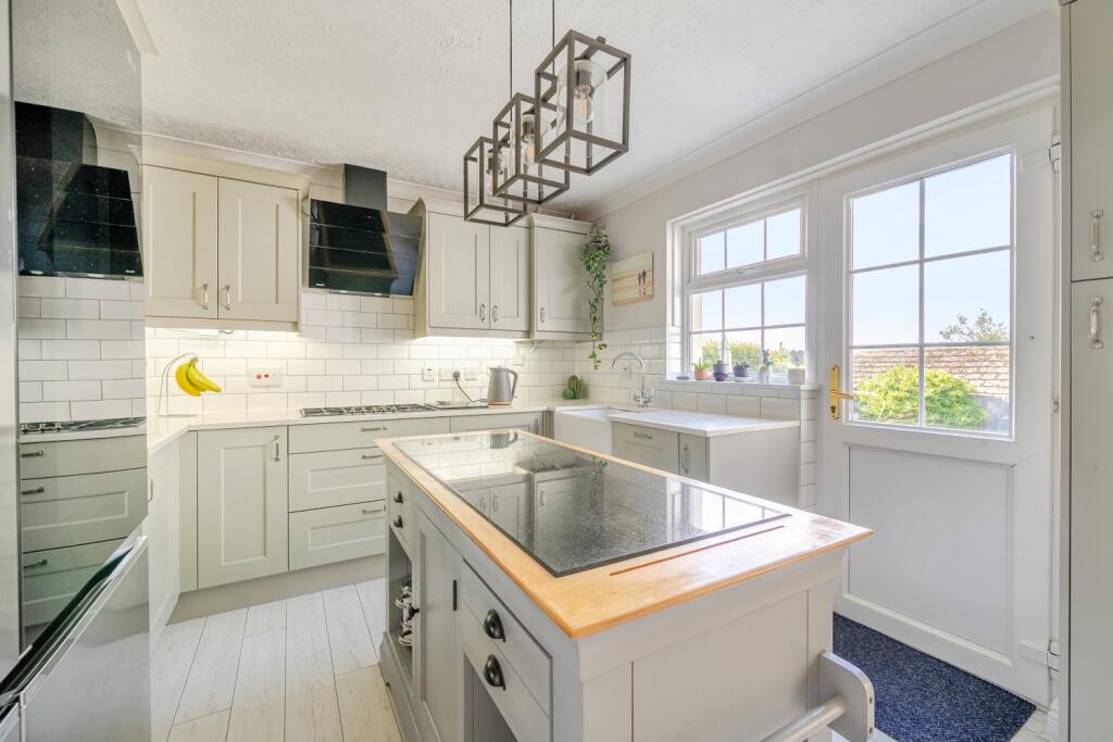 1363821-4-68e39ed3a4581