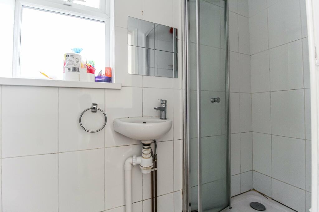 King Bathroom 1