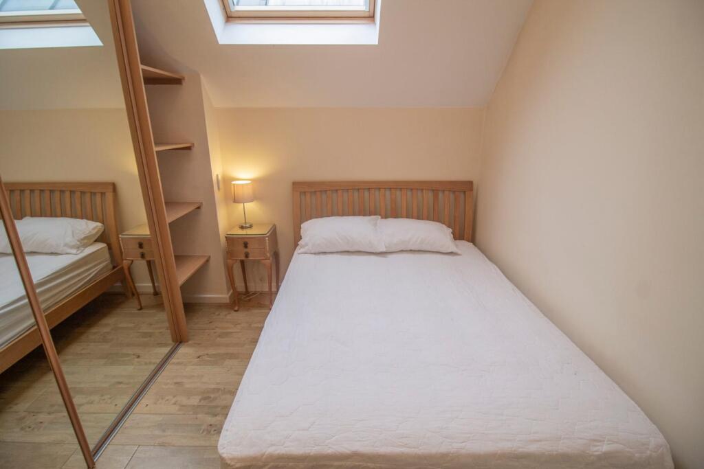 10 Ording House, Bury St. Edmunds [Bedroom] 01.jpg