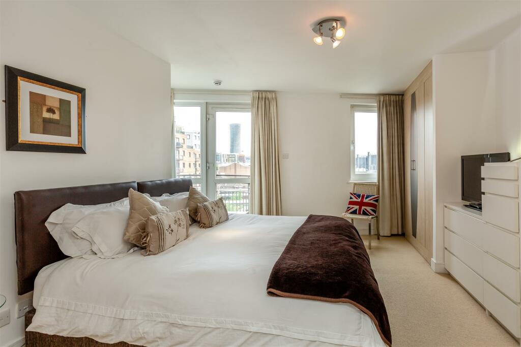 18 NAW Master bedroom.jpg