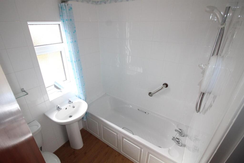 17 Dorset Cres-Bath.JPG