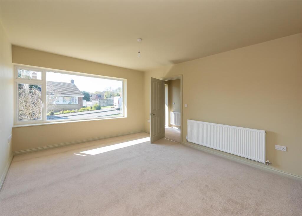 8 Fox Close-lounge1.jpg