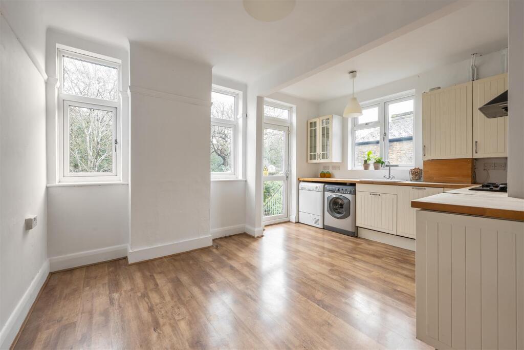 Bisterne Avenue, E17