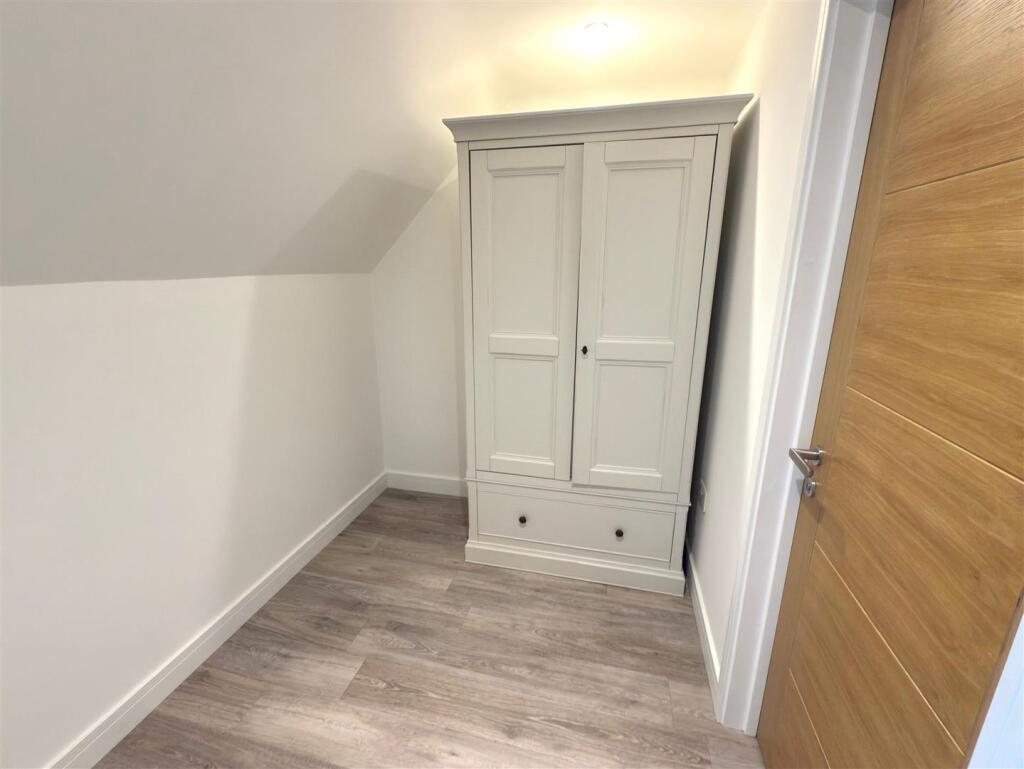 DRESSING ROOM MASTER BEDROOM.jpg