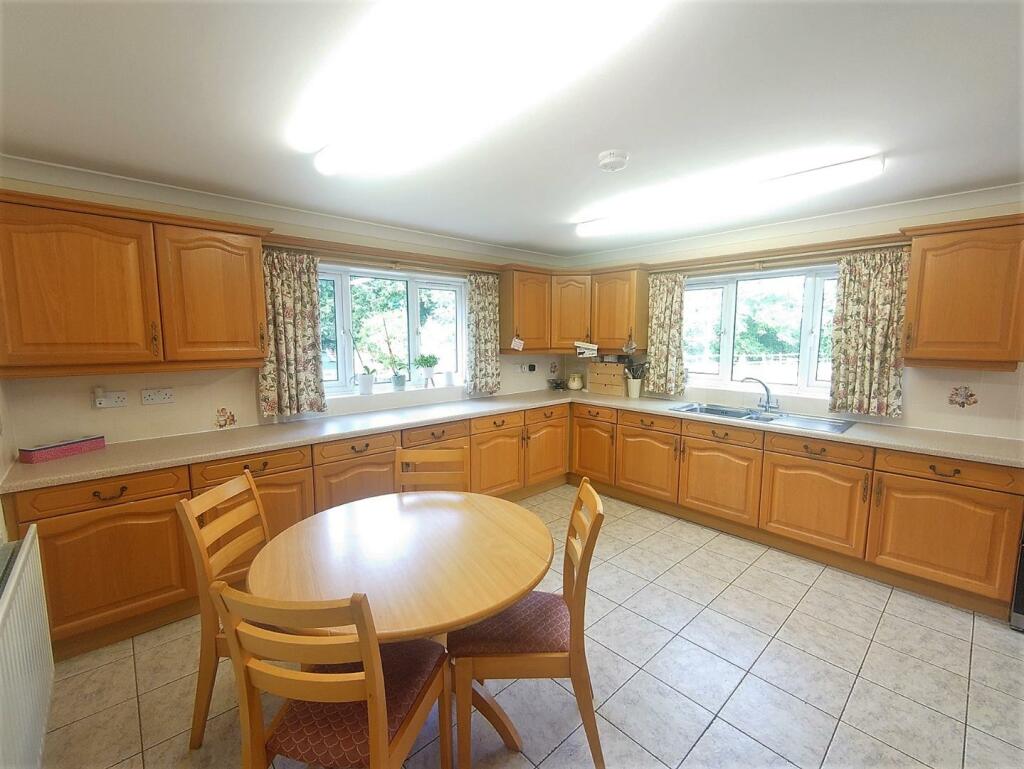 Dining Kitchen a.jpg