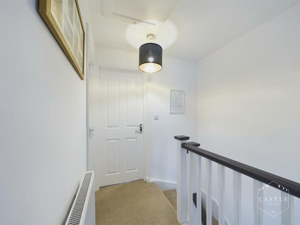 FIRST FLOOR LANDING