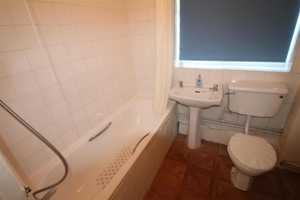 bathroom..JPG