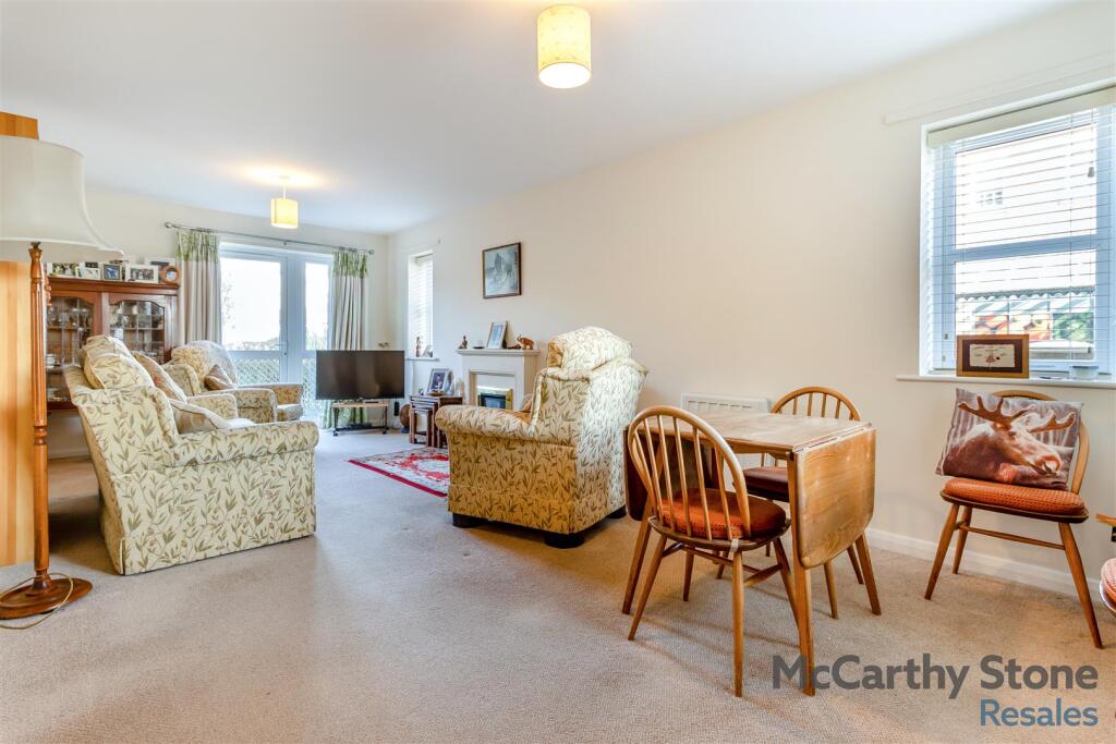8640246-interior01.jpg