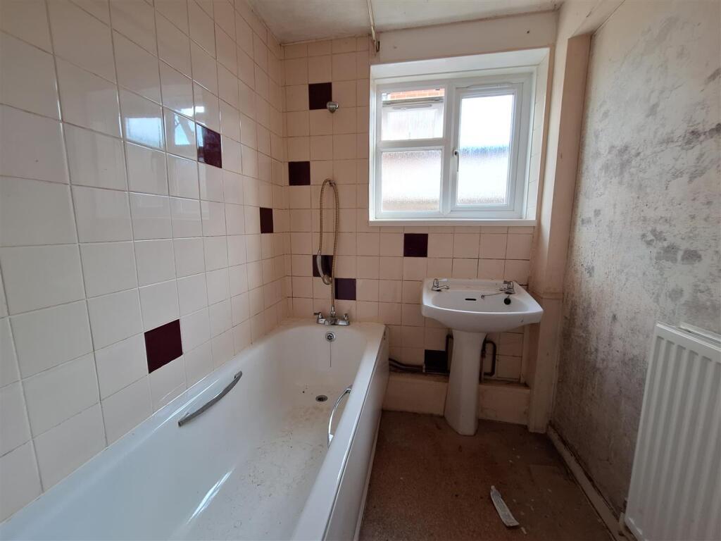 5 The Osiers Bathroom.jpg