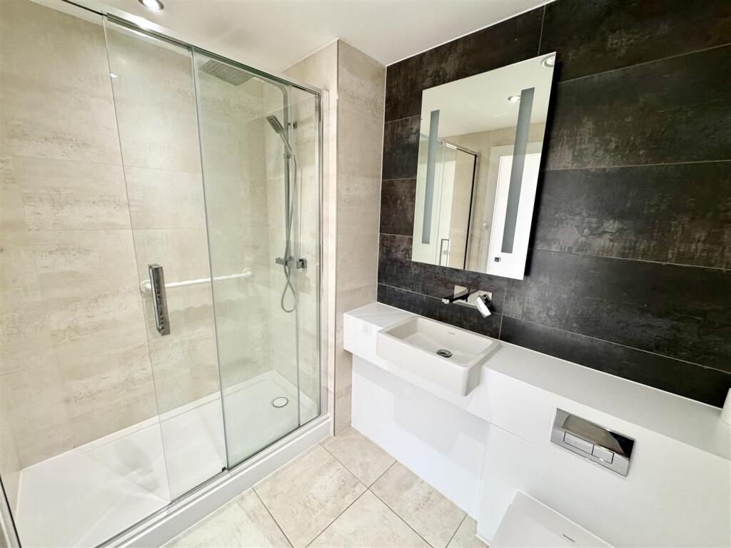 EN-SUITE SHOWER ROOM