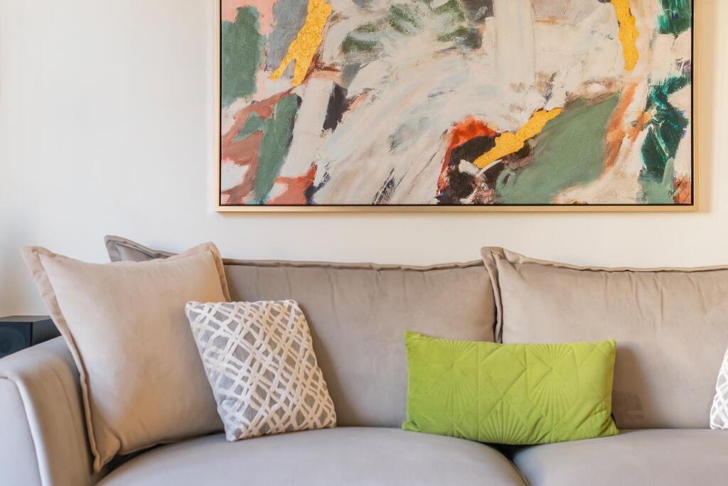 0T4CDHS - Living Room A.jpg