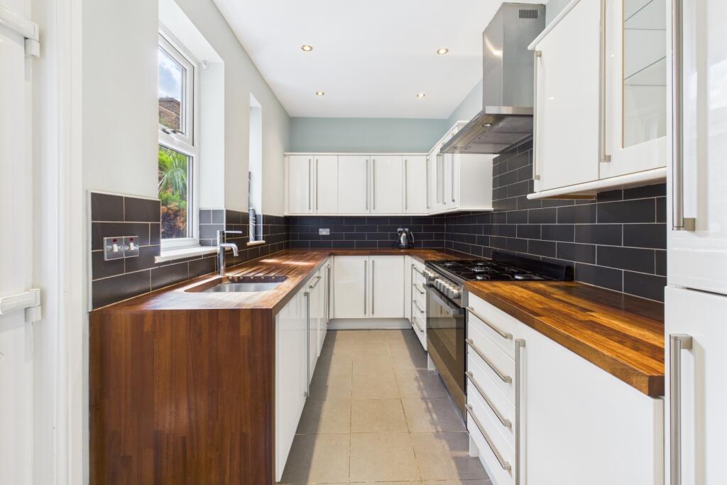 CAM03162G0-PR0290-STILL011