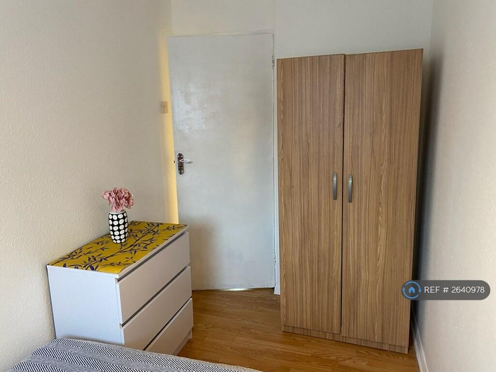 Bedroom 2: £725