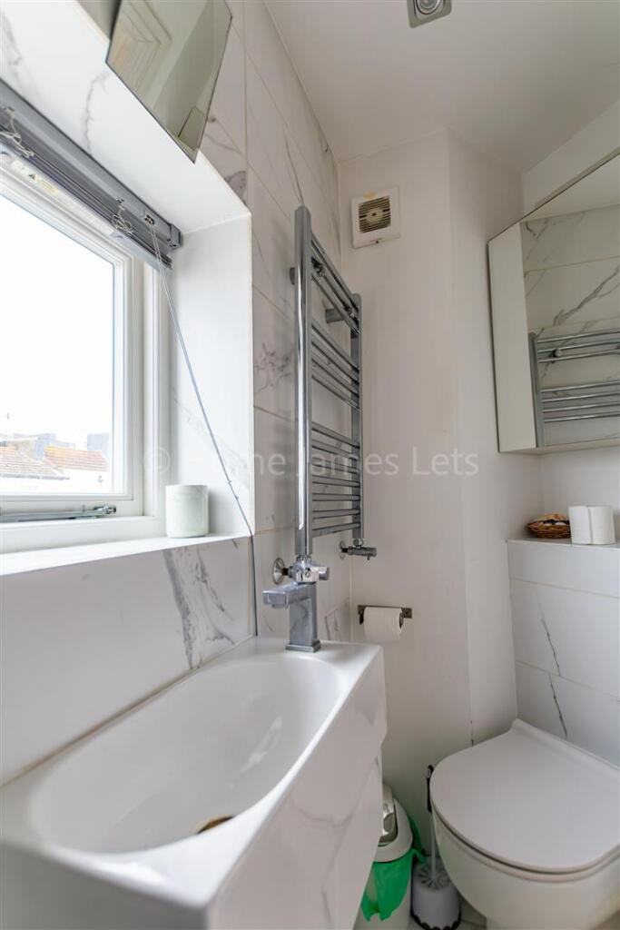 18575569 En-Suite P (2).jpg