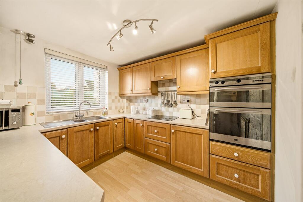 Kitchen 2.jpg
