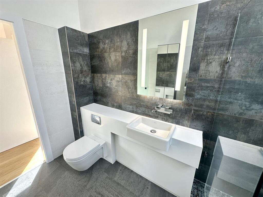 EN-SUITE BATHROOM